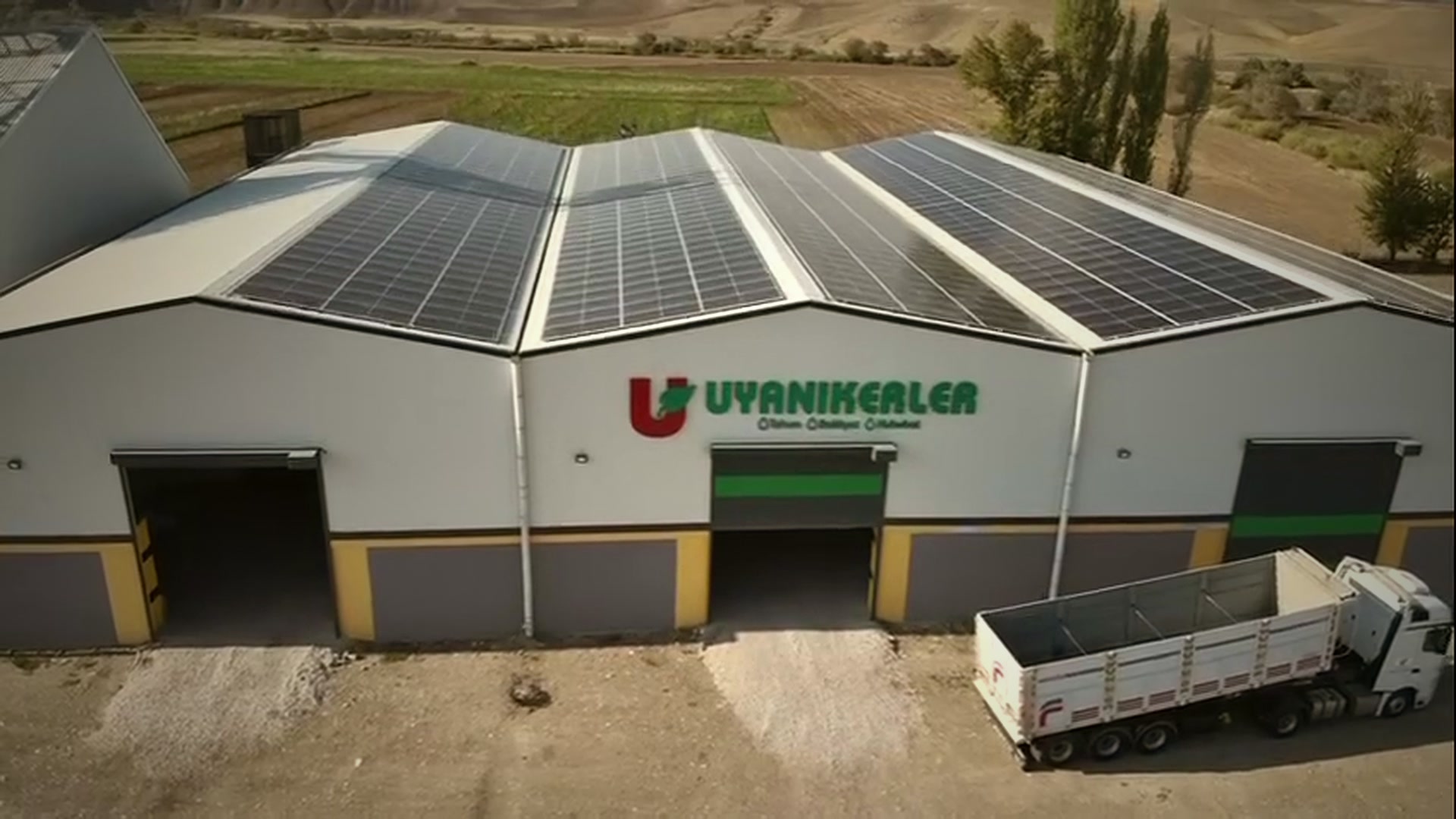Depo binası önünde yükleme bekleyen tahıl kamyonu